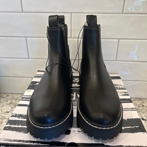 Dolce Vita Women's LEIGHA Chelsea Lightweight Ankle 1.25" Heel Boot Black 8 MOTO - Picture 3 of 10